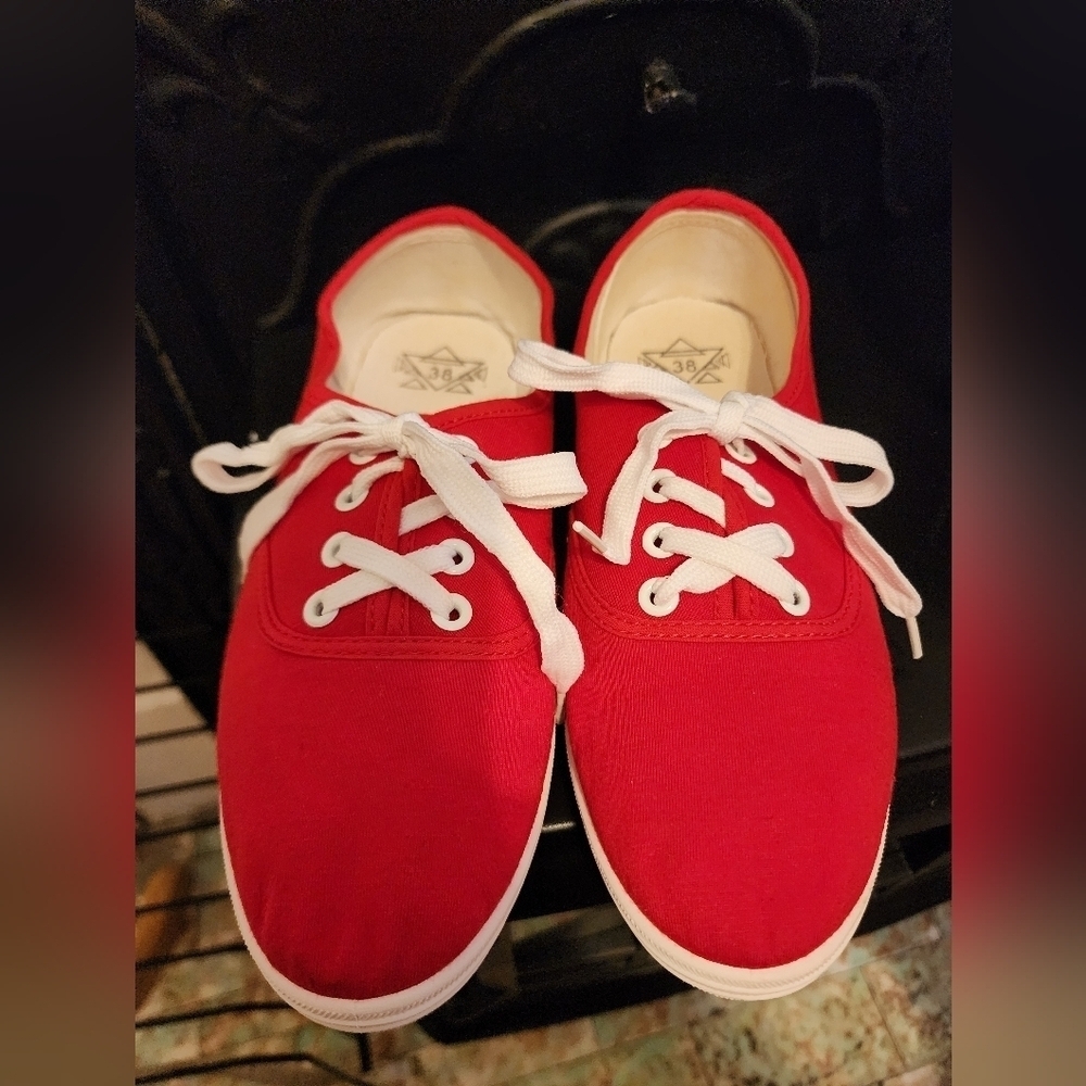 Red Canvas Lace Up Casual Sneakers White Sole Women’s Size 7.5